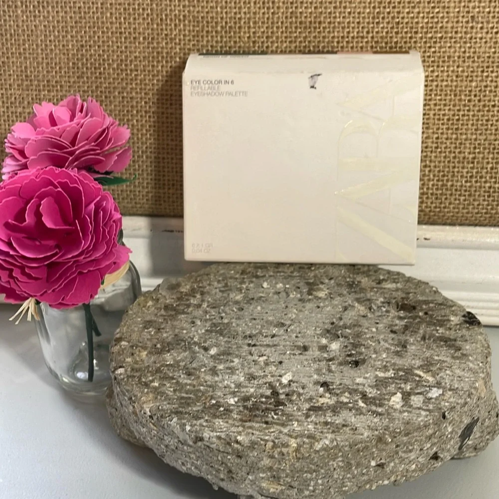 Zara Refillable Eyeshadow Palette in Reign of Green‎